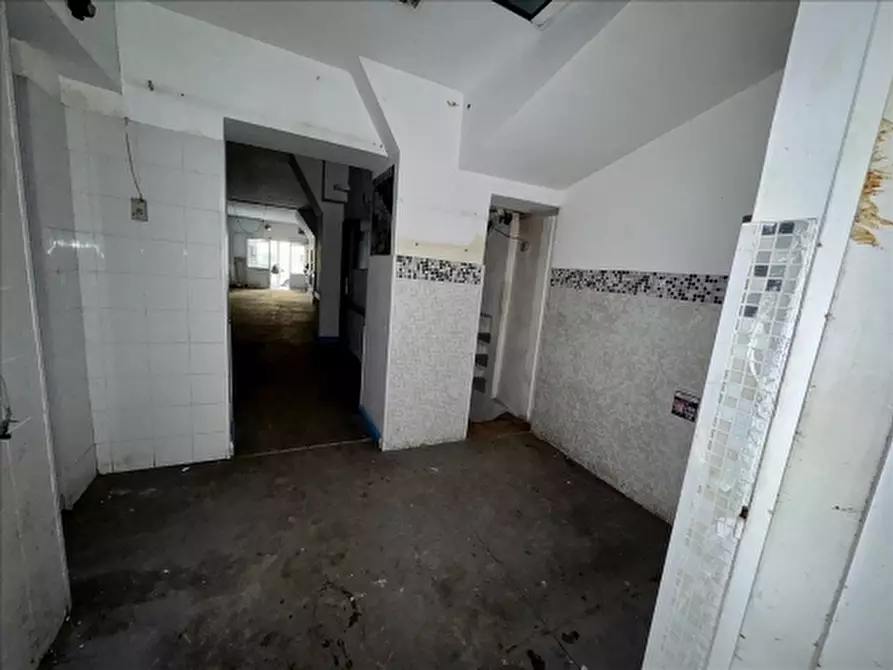 Immagine 10 di Negozio in affitto  a Firenze