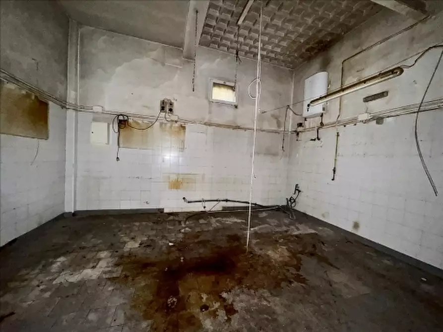 Immagine 11 di Negozio in affitto  a Firenze