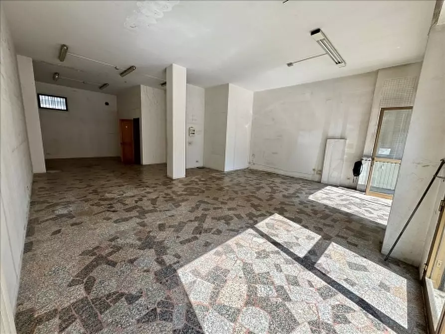 Immagine 2 di Negozio in affitto  a Firenze