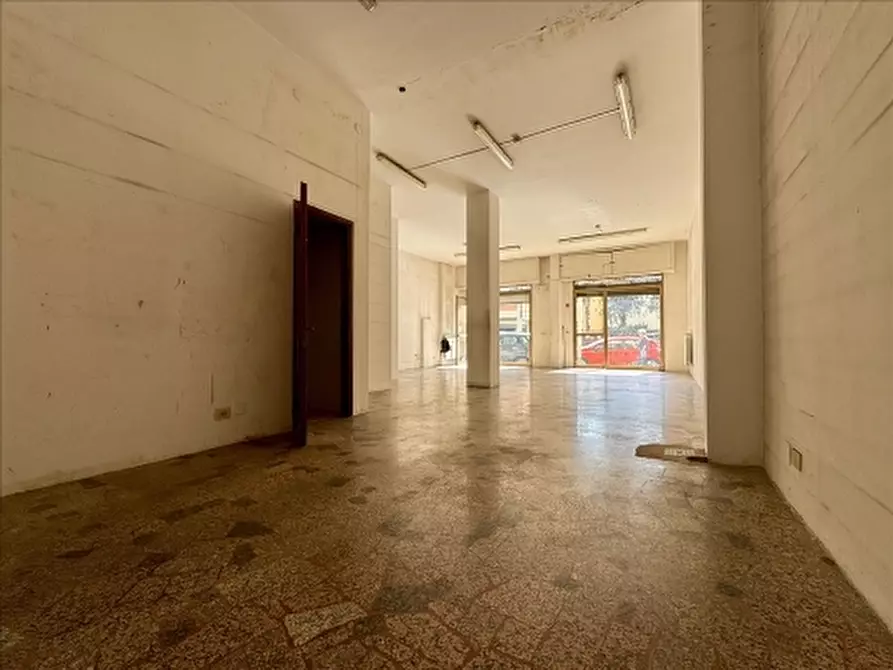 Immagine 5 di Negozio in affitto  a Firenze