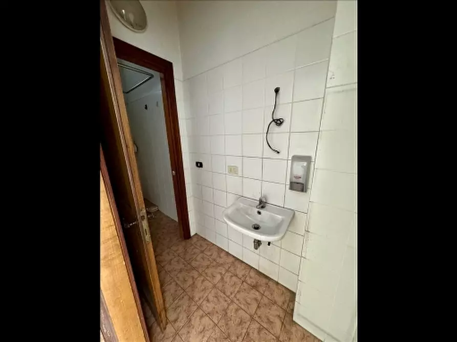 Immagine 7 di Negozio in affitto  a Firenze