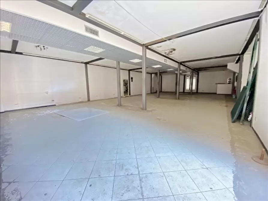 Immagine 2 di Negozio in affitto  a Firenze