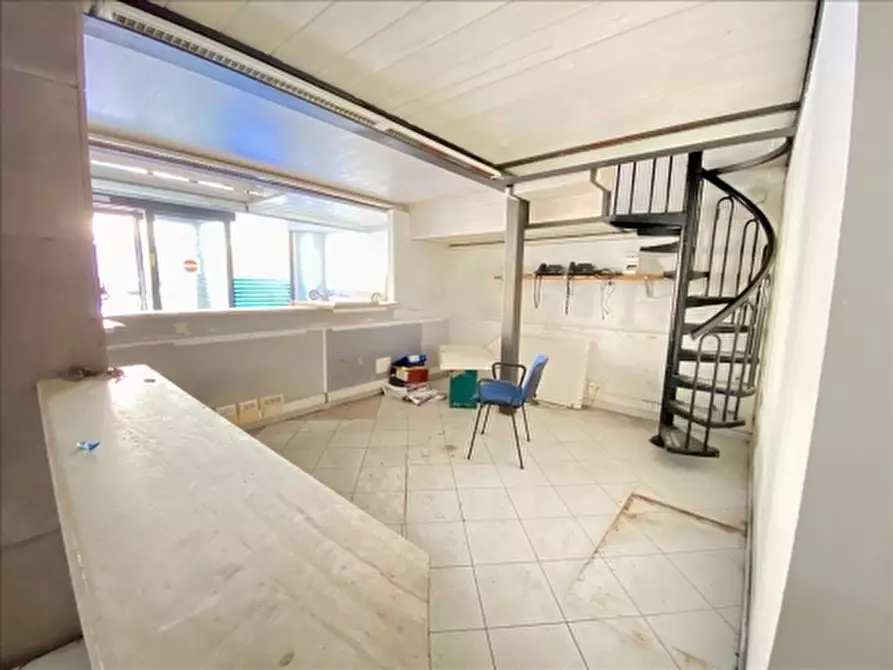 Immagine 6 di Negozio in affitto  a Firenze