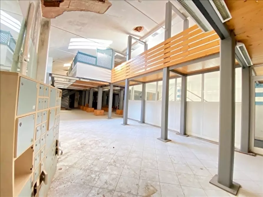 Immagine 8 di Negozio in affitto  a Firenze