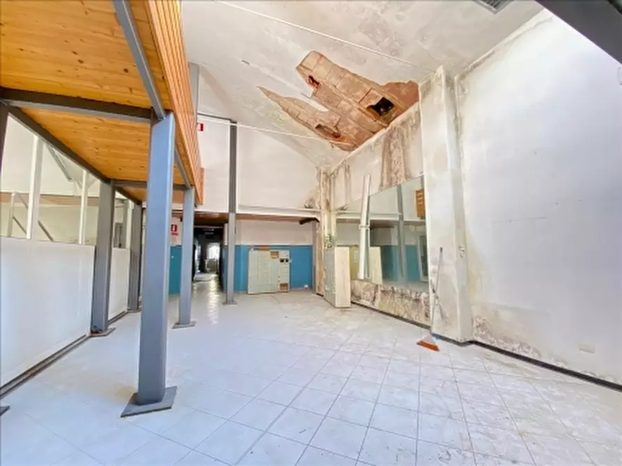 Immagine 9 di Negozio in affitto  a Firenze