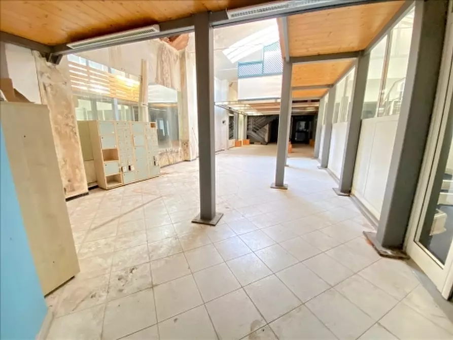 Immagine 10 di Negozio in affitto  a Firenze