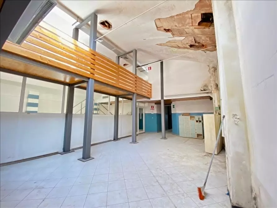 Immagine 11 di Negozio in affitto  a Firenze