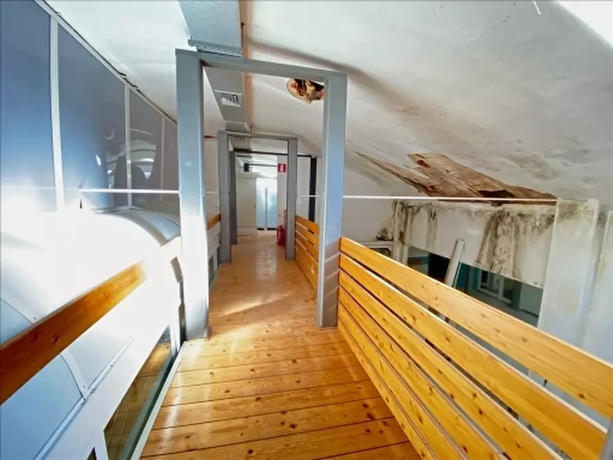 Immagine 12 di Negozio in affitto  a Firenze