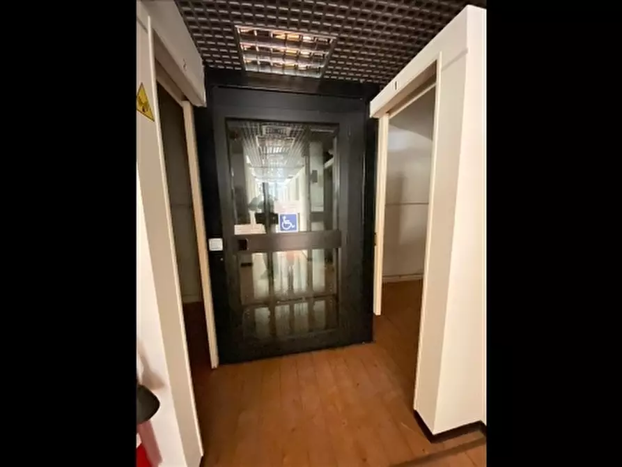 Immagine 15 di Negozio in affitto  a Firenze