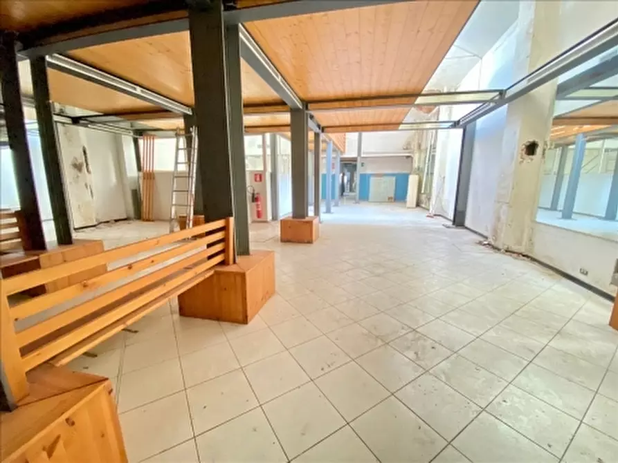 Immagine 18 di Negozio in affitto  a Firenze