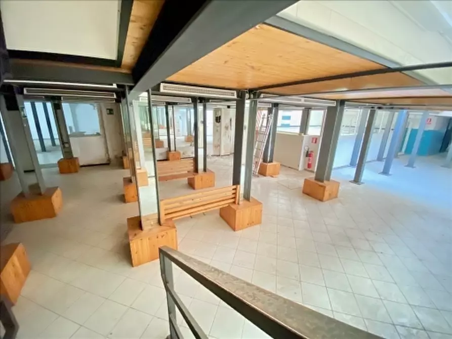 Immagine 19 di Negozio in affitto  a Firenze