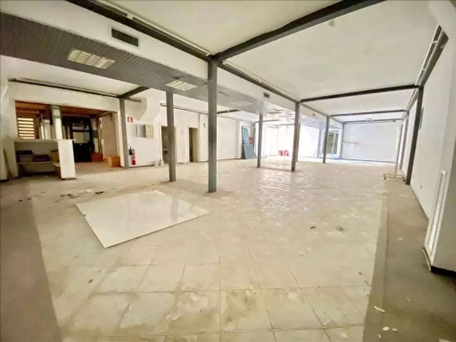 Immagine 20 di Negozio in affitto  a Firenze