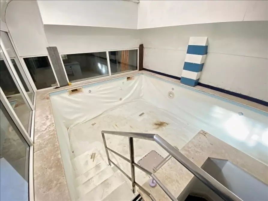 Immagine 21 di Negozio in affitto  a Firenze