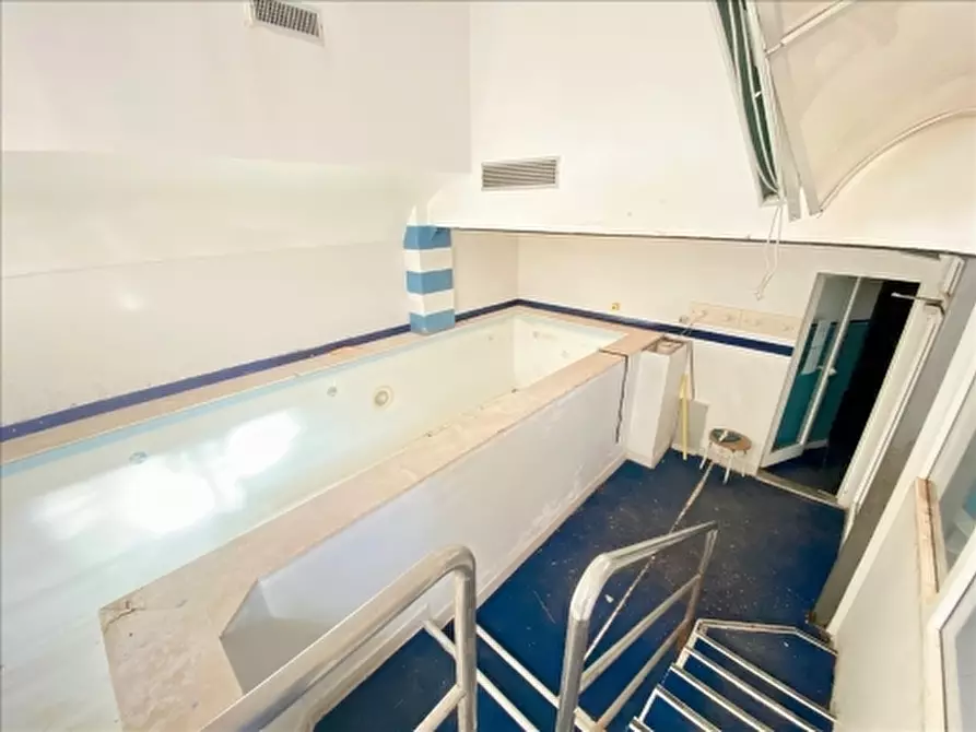 Immagine 22 di Negozio in affitto  a Firenze