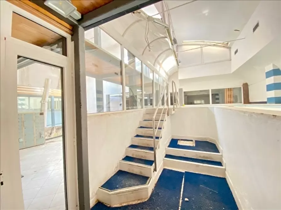 Immagine 23 di Negozio in affitto  a Firenze