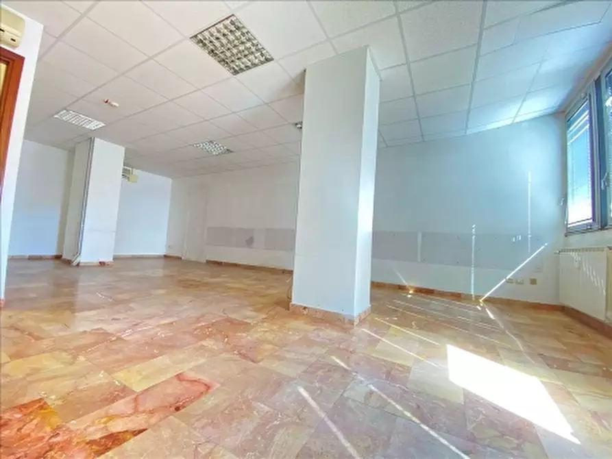 Immagine 2 di Negozio in vendita  a Firenze