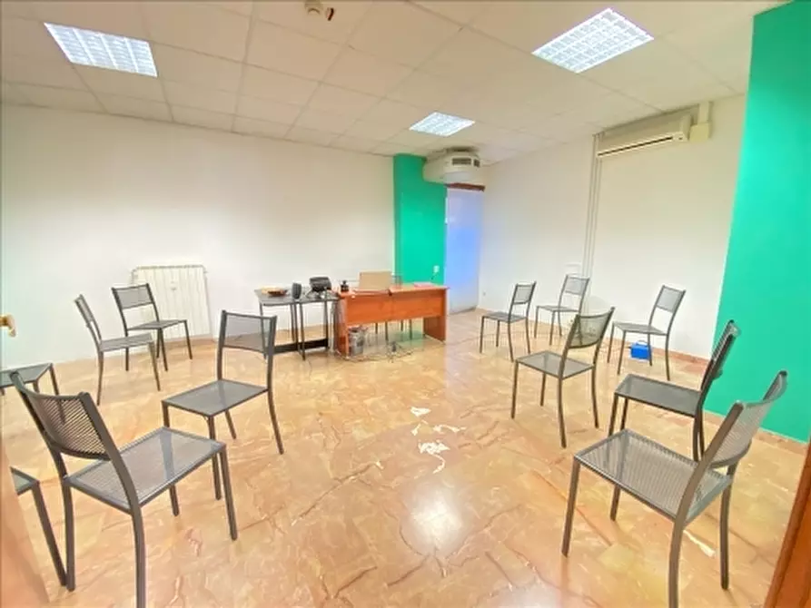 Immagine 8 di Negozio in vendita  a Firenze