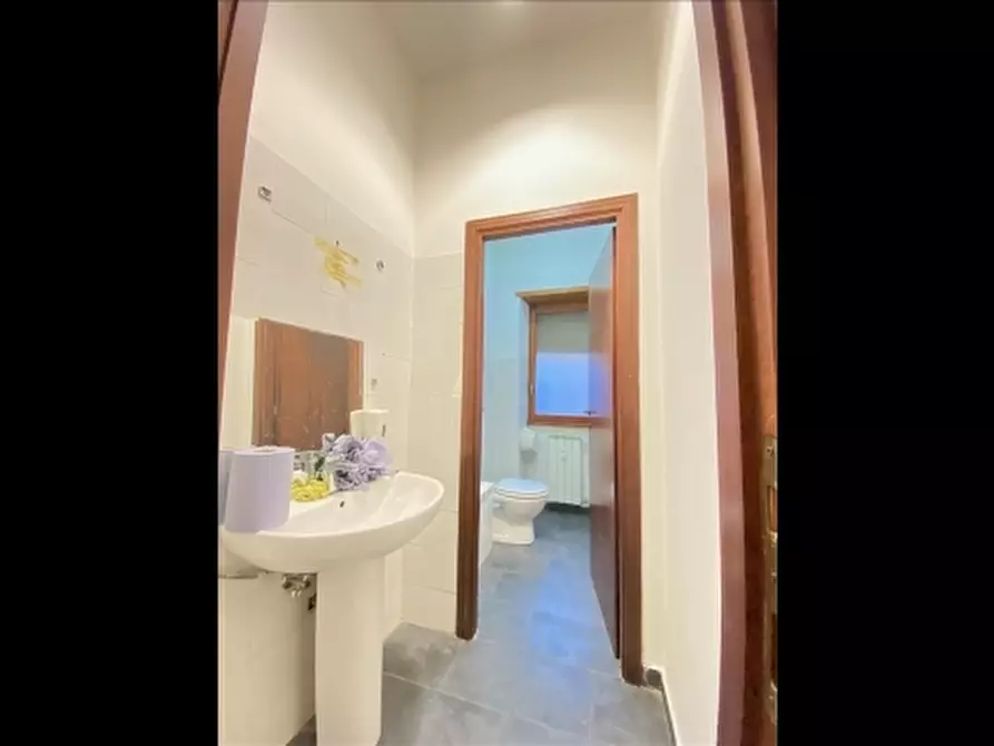 Immagine 11 di Negozio in vendita  a Firenze