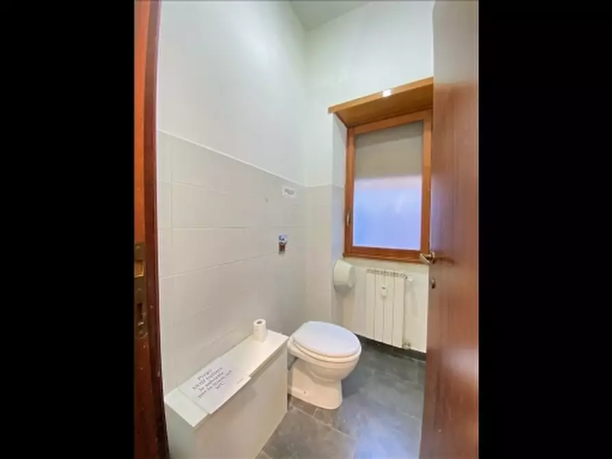 Immagine 12 di Negozio in vendita  a Firenze