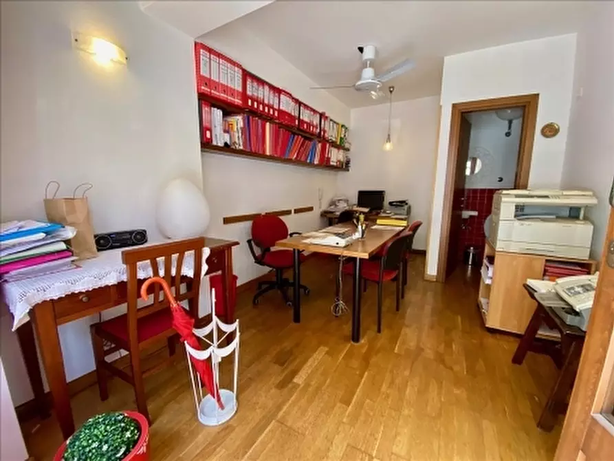 Immagine 4 di Negozio in vendita  a Firenze