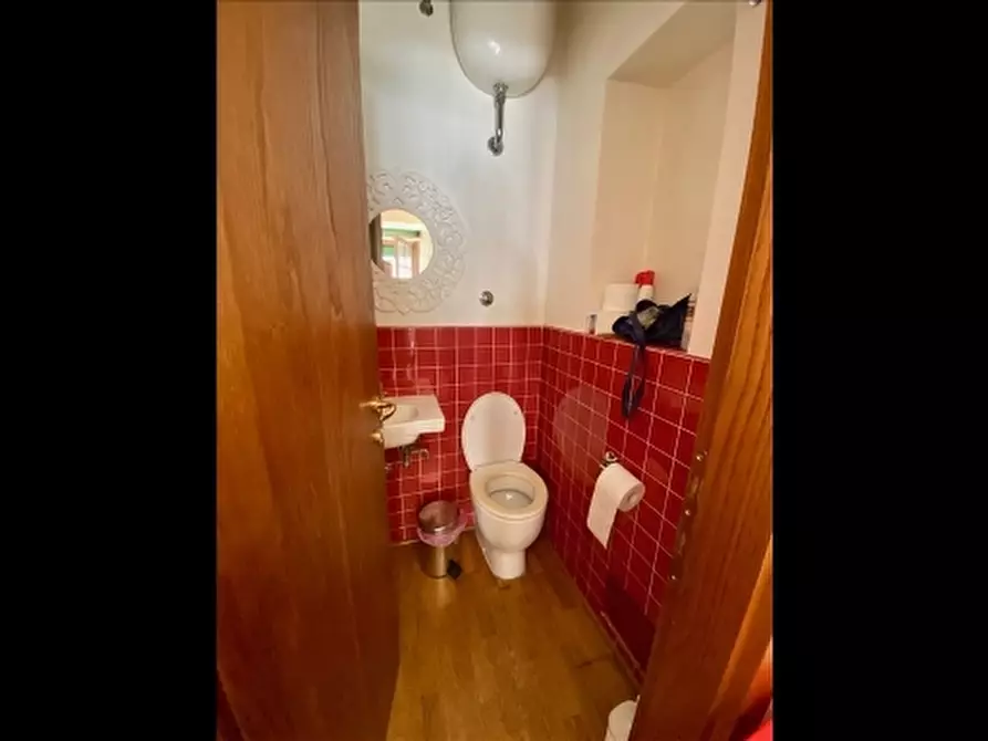 Immagine 8 di Negozio in vendita  a Firenze