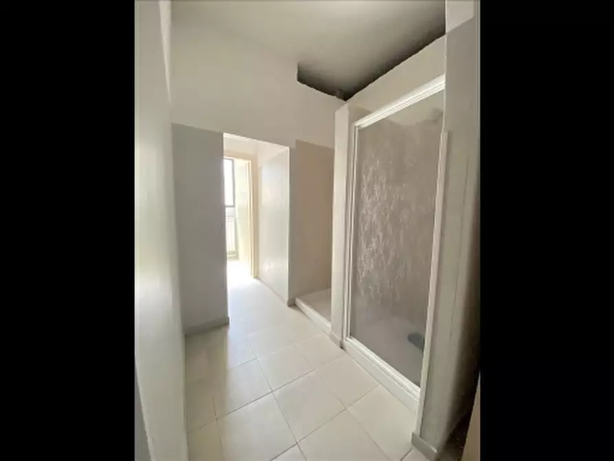 Immagine 11 di Magazzino in affitto  a Firenze