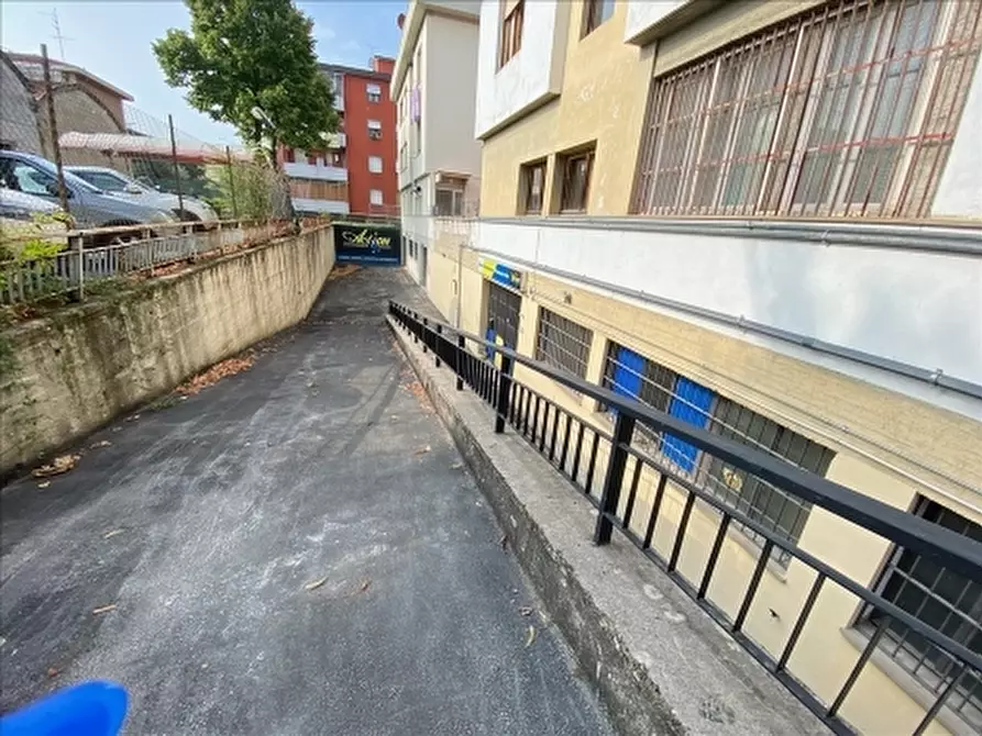 Immagine 17 di Magazzino in affitto  a Firenze