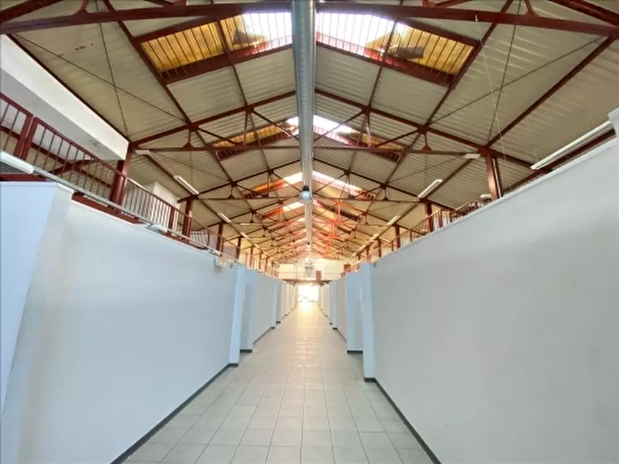 Immagine 6 di Magazzino in vendita  a Firenze