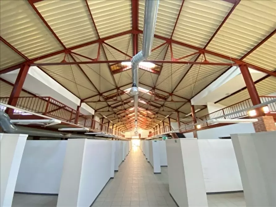 Immagine 7 di Magazzino in vendita  a Firenze