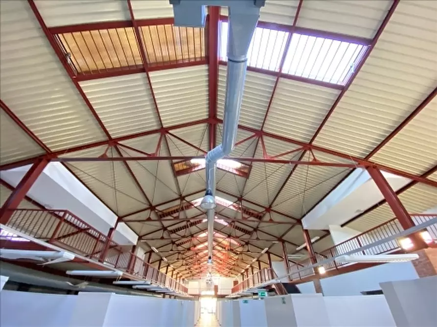 Immagine 8 di Magazzino in vendita  a Firenze