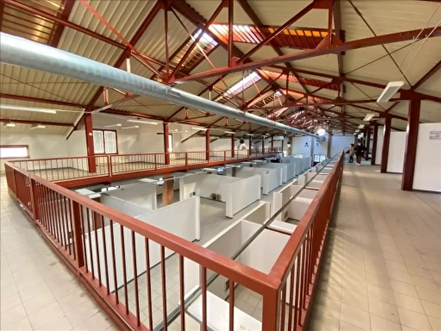 Immagine 9 di Magazzino in vendita  a Firenze