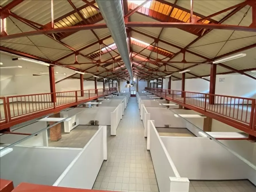 Immagine 10 di Magazzino in vendita  a Firenze