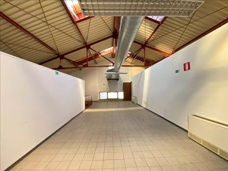 Immagine 11 di Magazzino in vendita  a Firenze