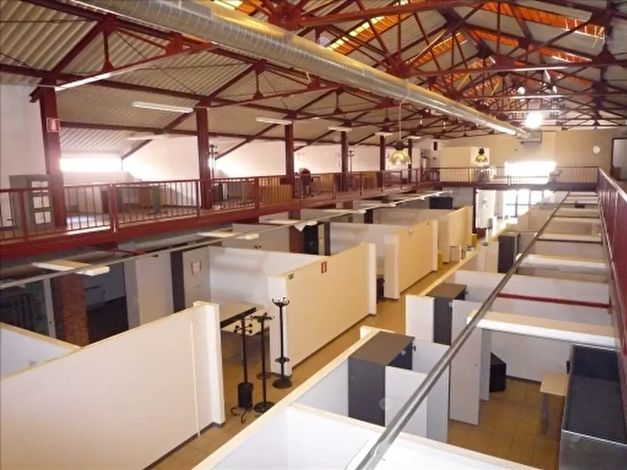 Immagine 12 di Magazzino in vendita  a Firenze