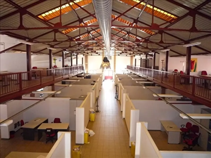 Immagine 13 di Magazzino in vendita  a Firenze