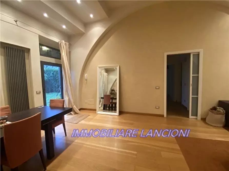 Immagine 1 di Villa in vendita  a Lastra A Signa