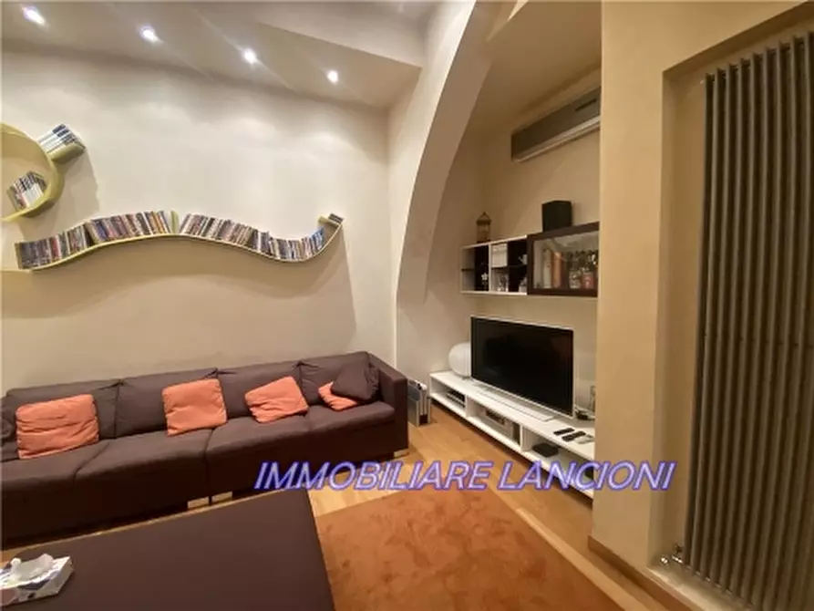 Immagine 2 di Villa in vendita  a Lastra A Signa