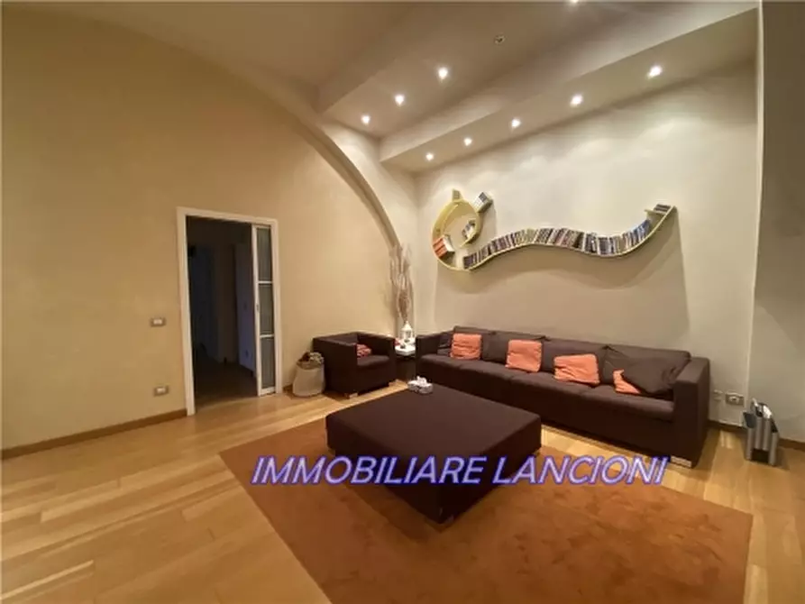 Immagine 3 di Villa in vendita  a Lastra A Signa