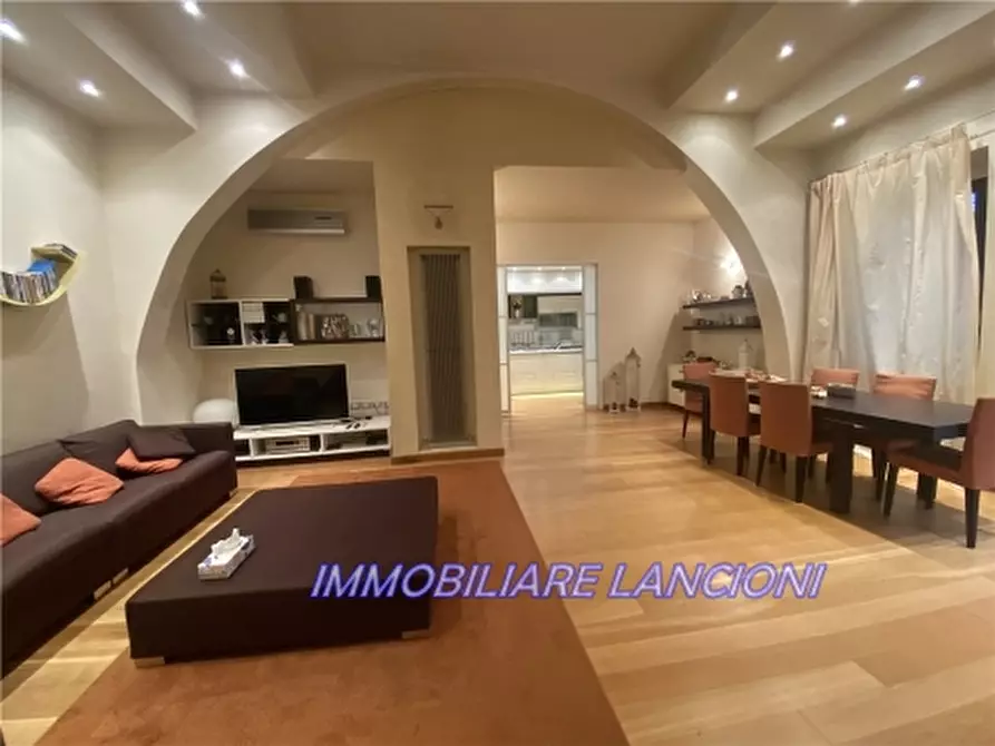 Immagine 9 di Villa in vendita  a Lastra A Signa