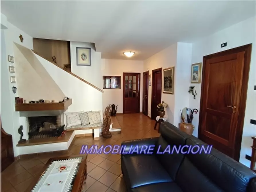 Immagine 1 di Villa in vendita  a Lastra A Signa
