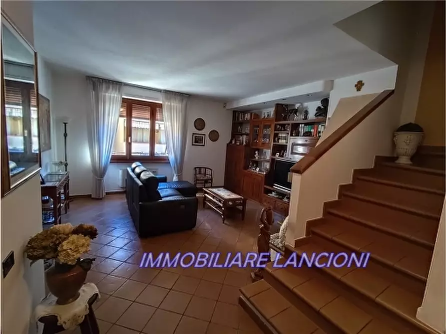 Immagine 2 di Villa in vendita  a Lastra A Signa
