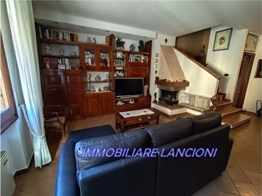 Immagine 3 di Villa in vendita  a Lastra A Signa