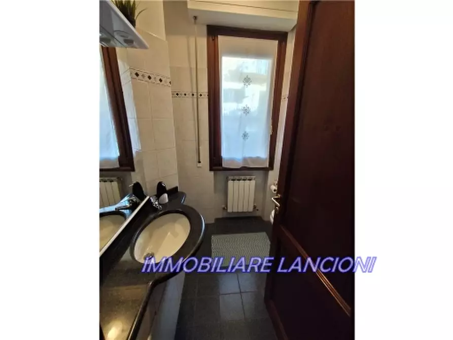 Immagine 9 di Villa in vendita  a Lastra A Signa