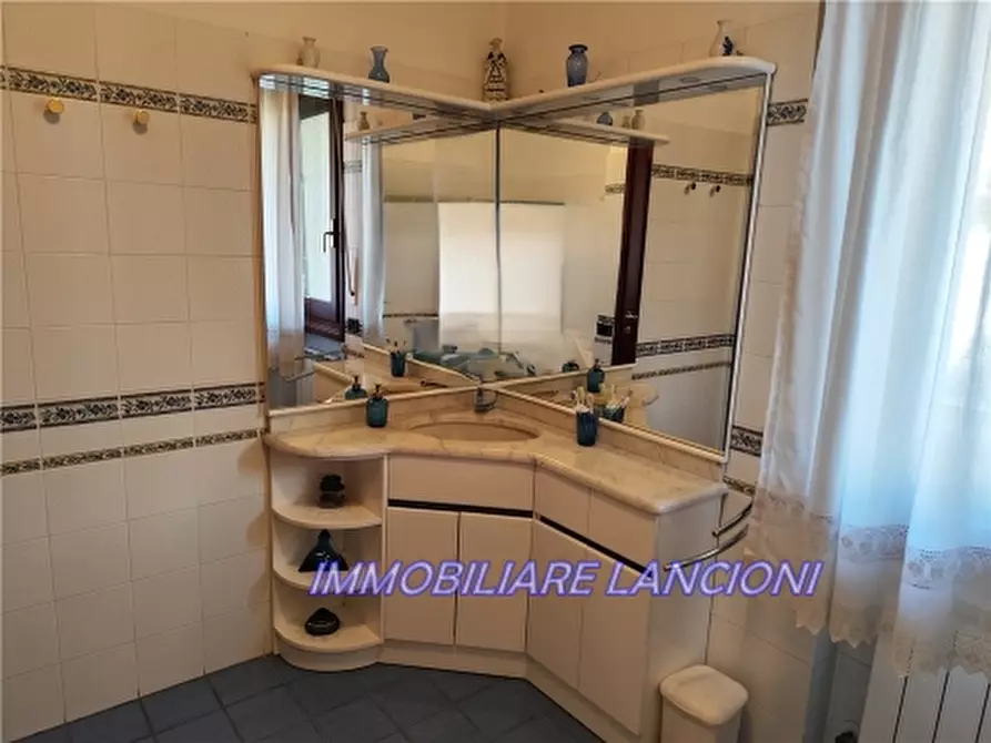 Immagine 25 di Villa in vendita  a Lastra A Signa