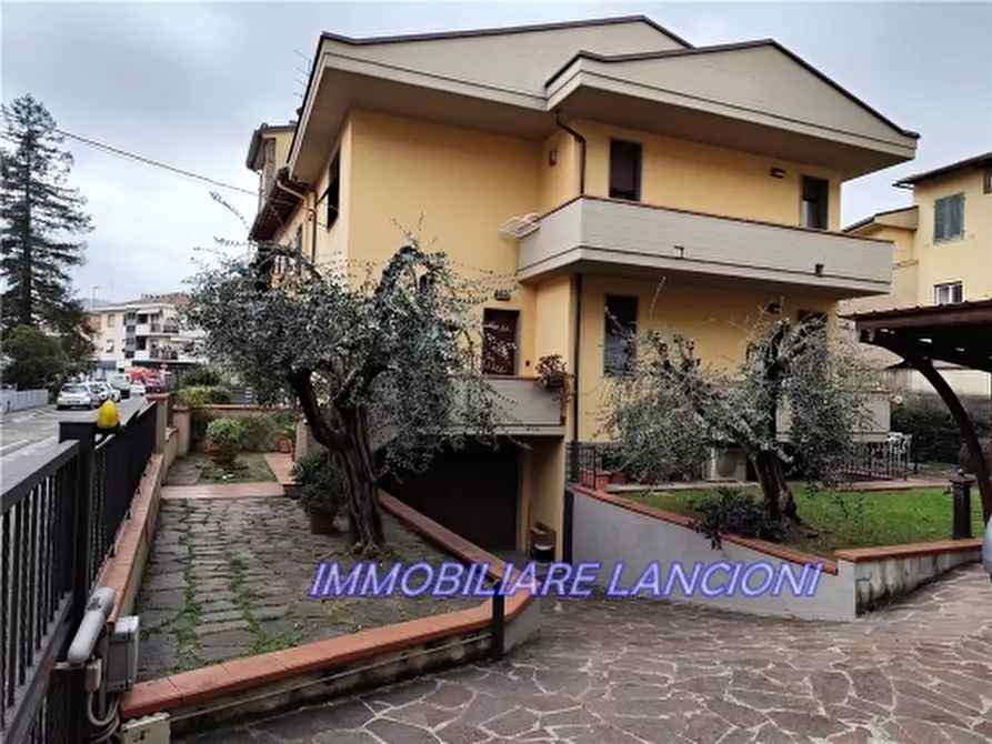 Immagine 37 di Villa in vendita  a Lastra A Signa