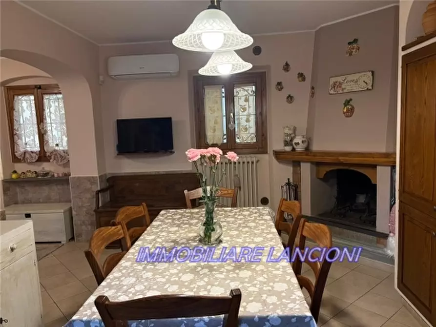 Immagine 1 di Villa in vendita  a Lastra A Signa