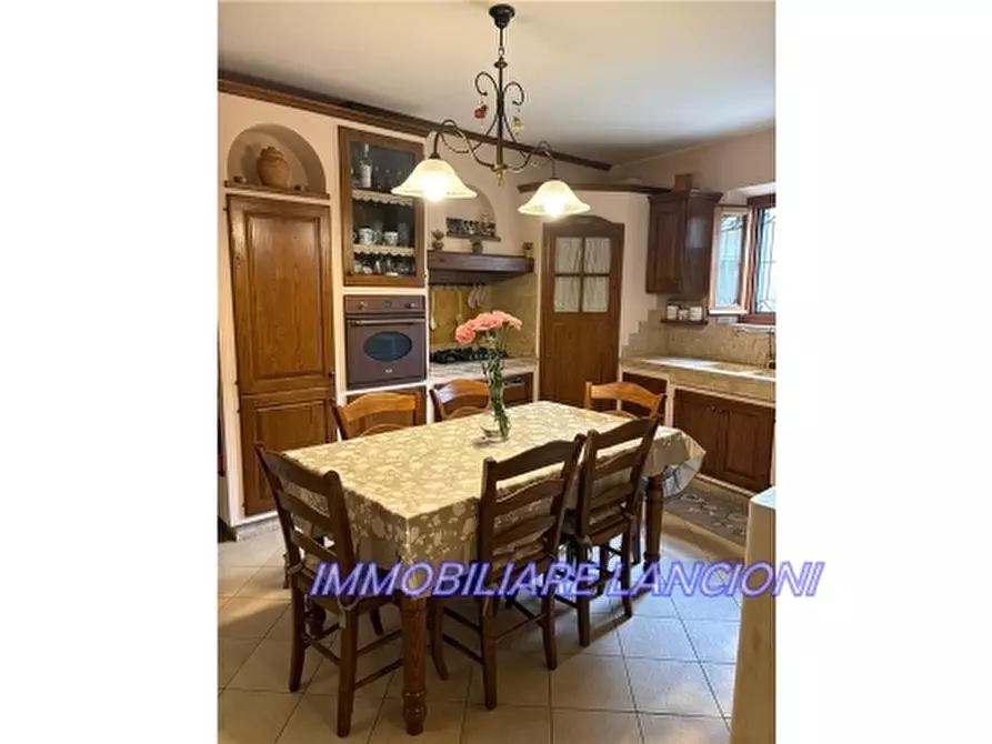 Immagine 5 di Villa in vendita  a Lastra A Signa