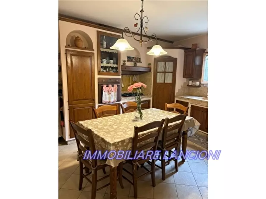 Immagine 9 di Villa in vendita  a Lastra A Signa