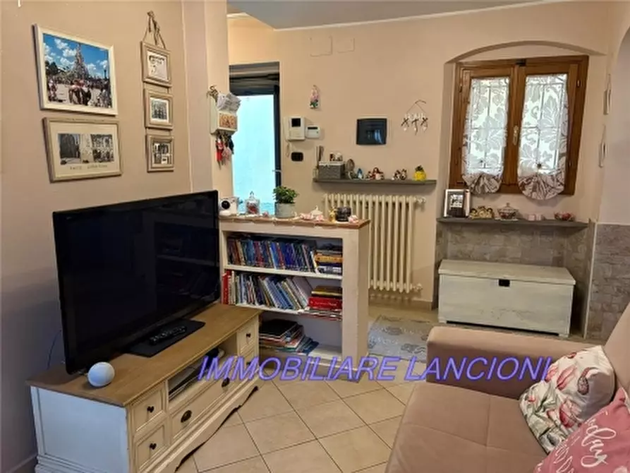 Immagine 1 di Villa in vendita  a Lastra A Signa