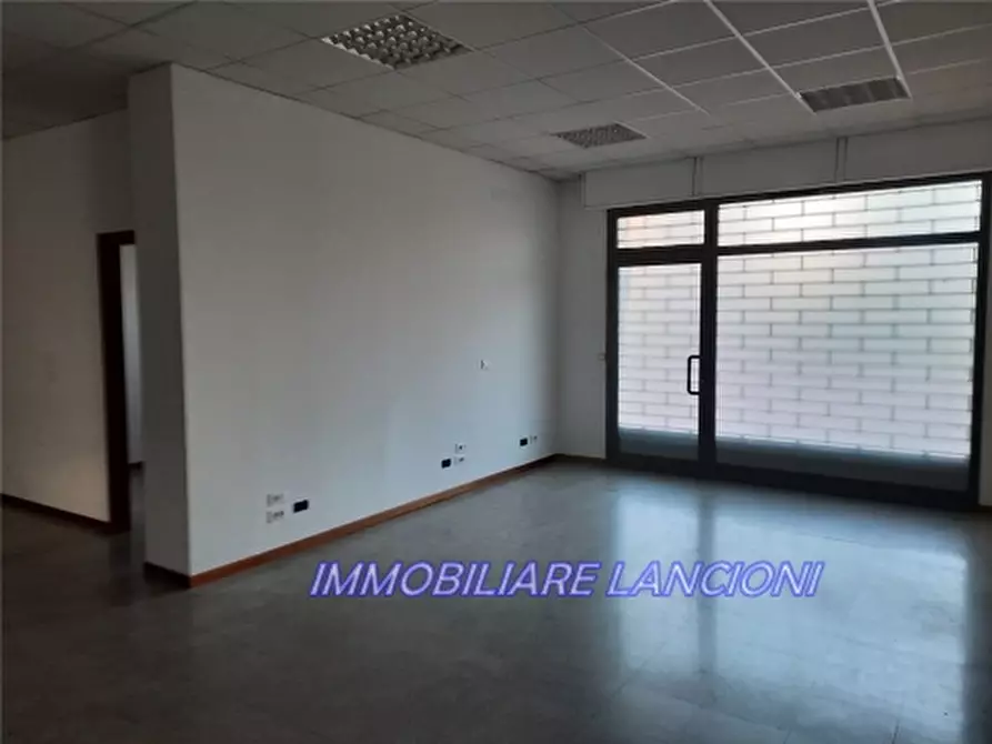 Immagine 2 di Negozio in affitto  a Scandicci